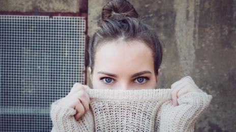 5 средства за намаляване на торбичките под очите