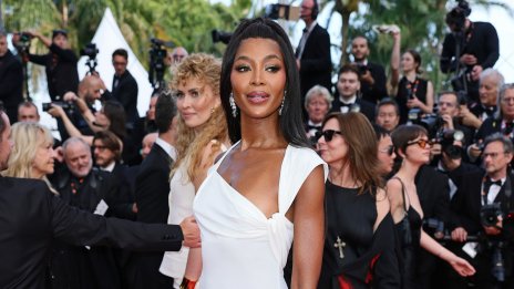 Наоми Кембъл на 55 – С перфектно тяло и секси изрязан бански