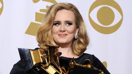 Адел се завръща на сцената