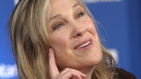 Катрин О'Хара пресъздаде емблематична сцена от „Сам вкъщи 2“