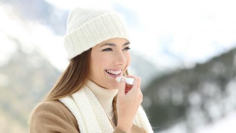 Зима 2021: Как да се погрижим за напуканите устни
