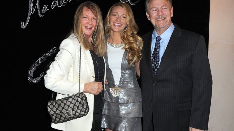 Като близначки: Блейк Лайвли и майка ѝ Илейн показаха уникалната си прилика