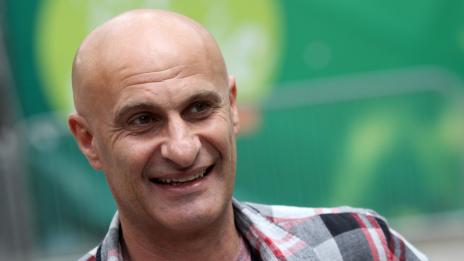 Ерол от „Уикеда“ мина под венчило 