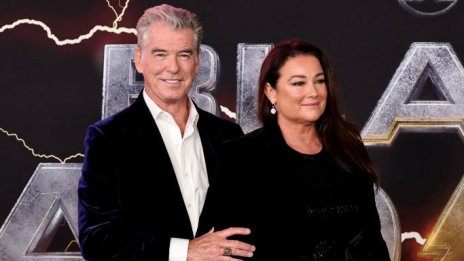 Съпруг за пример: Пиърс Броснан почете жена си в „Черният Адам“