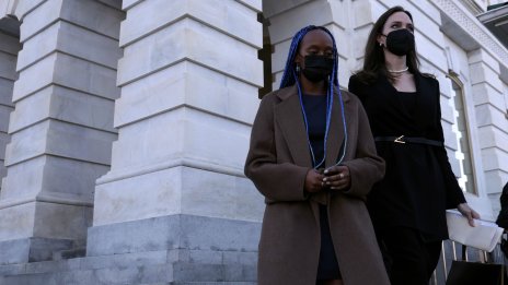 Оставя всичко и тръгва: Анджелина Джоли прекоси страната заради дъщеря си