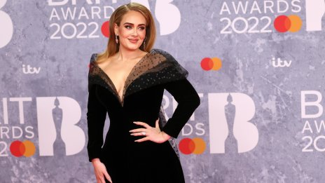 Адел наистина е кралицата на купона!