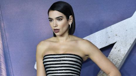 Дуа Липа с нова прическа и секси тоалет