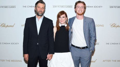 Талантът го е подминал – синът на Джулиан Мур пусна ужасна нова песен