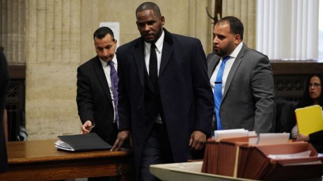 R. Kelly признат за виновен в сексуални престъпления