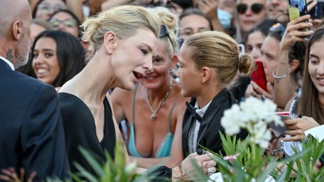 Дебют: Кейт Бланшет мина по червения килим с дъщеря си Едит