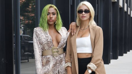 Лесни и бързи тоалети за лятото – как да носите класическия бял потник