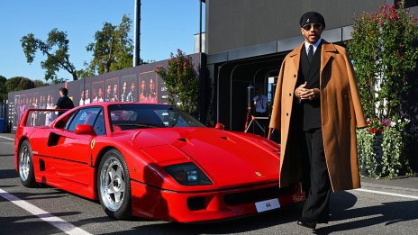 Люис Хамилтън пристигна на &bdquo;Монца&ldquo; с Ferrari за милиони