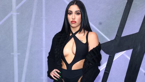 Голата Лола: Щерката на Мадона пак се разголи