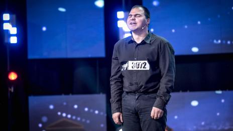 Златен бутон за незрящ имитатор в „България търси талант“