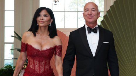 Джеф Безос и Лорън Санчес с уникален подарък за сватбените си гости