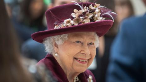 Подчинен на кралица Елизабет II е с положителна проба за коронавирус