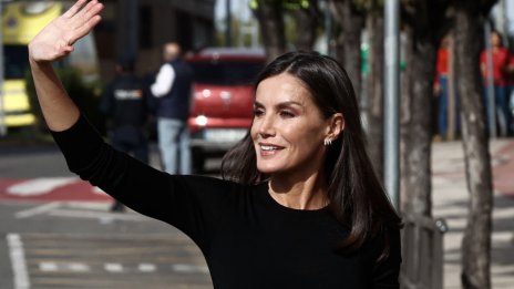 Костюм в черен цвят с пера – поредният перфектен избор на кралица Летисия