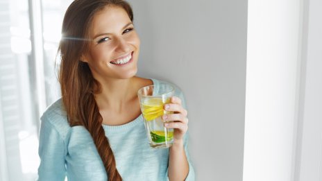 Вода с лимон: 5 доказани ползи за организма