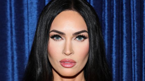 След розова и синя коса Меган Фокс отново е брюнетка с къс боб и бретон