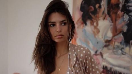 Облечи се, Емили Ратайковски