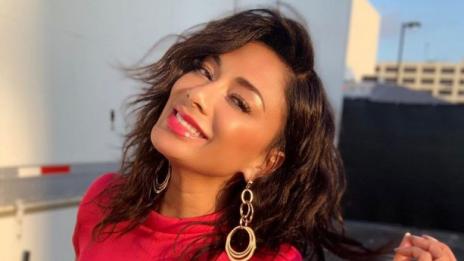 Никол Шерцингер с урок по миене на ръце