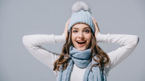 Шал, шапка, ръкавици... Кои са най-търсените зимни аксесоари?