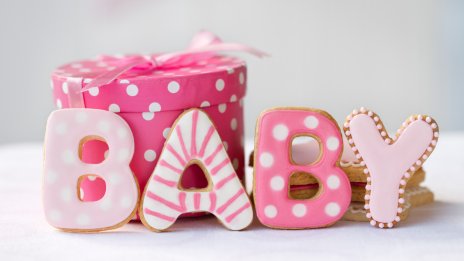 Сантра с погача за дъщеря си