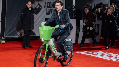 Тимъти Шаламе се появи с колело на червения килим, глобиха го 79 долара
