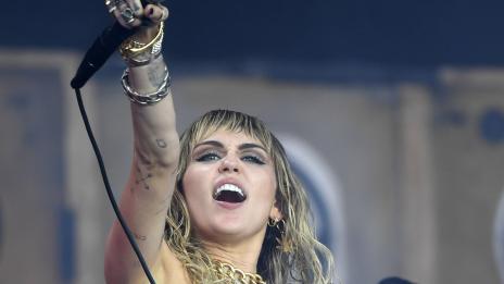 Майли Сайръс до гадже на най-добрата си приятелка. Флиртуват ли?