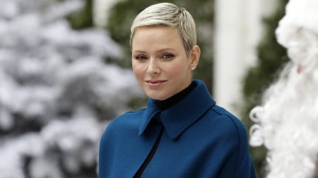 Зимна мода – принцеса Шарлийн с готик тоалет