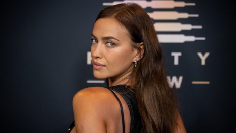 Ирина Шейк превърна змията в секси влечуго