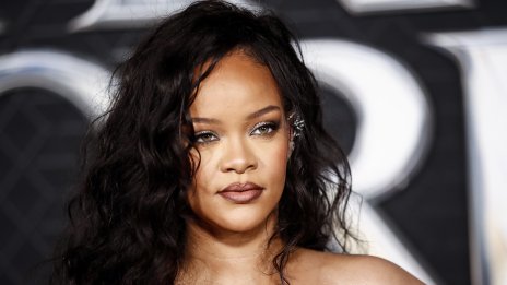 Бялата кралица – бременната Риана на червения килим