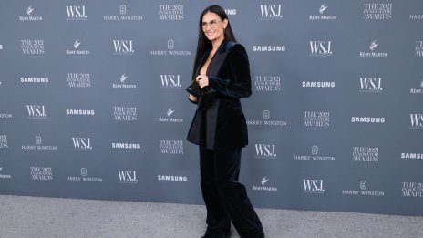 Ваканцията на звездите: Деми Мур си почива в Гърция