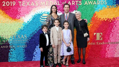 Нов талант: Вижте как Матю Макконъхи подстригва малкия си син Ливингстън