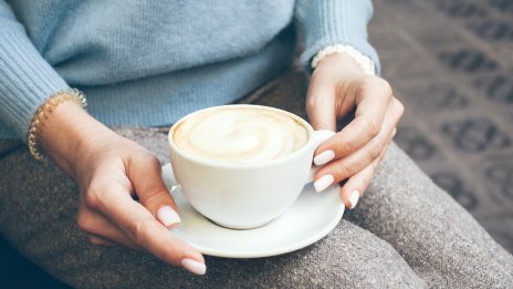 Нокти като мляко – тенденция в маникюра за пролетта