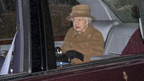 Заради коронавируса: Елизабет Втора вече носи маска навън