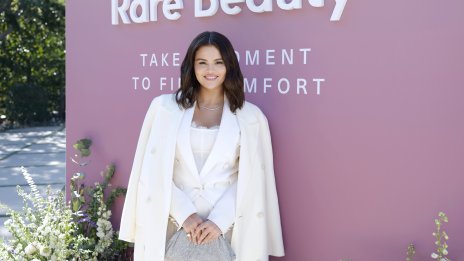 Селена Гомес изглежда великолепно в корсет само за 70 долара