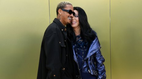 Като тийнейджъри: Влюбените Шер и Александър Едуардс не откъсват поглед един от друг 