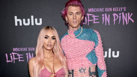 Култовата брюнетка Меган Фокс дебютира руса коса с розови нюанси