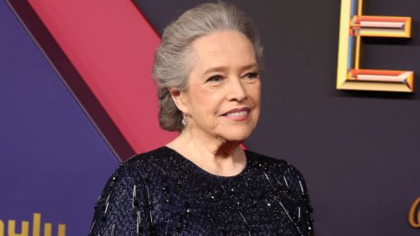 Неузнаваема – Кати Бейтс отслабна с 45 кг и дебютира новата си визия на наградите „Еми“