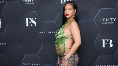 Бебе на борда: Бременната Риана украси корицата на Vogue