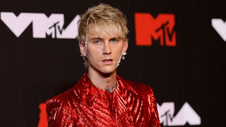 Machine Gun Kelly покри половината си тяло с масивна черна татуировка
