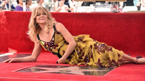 Голди Хоун пресъздаде сцена от Mamma Mia! на плажа в Гърция