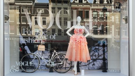 Британският Vogue излиза с черна корица