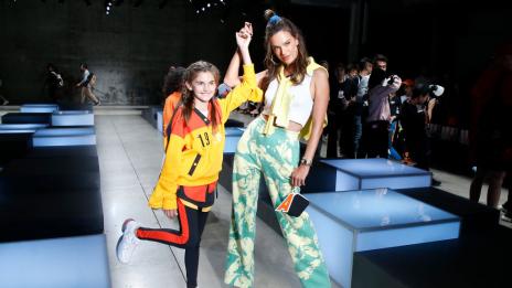 Като две капки вода: Алесандра Амброзио и дъщеря ѝ за нова рекламна кампания