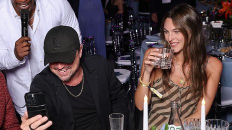 Италианско лято - Лео ди Каприо носи наколенка, докато играе падел тенис с Витория Черети