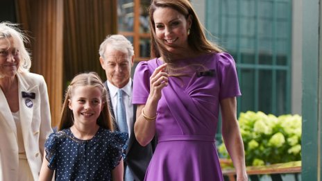 Десенът на точки е любим на кралските особи по света