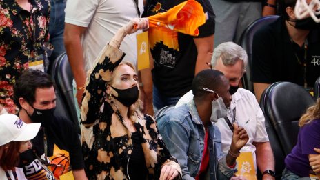 Билбордове с надпис „30“ създадоха слухове за нов албум на Адел