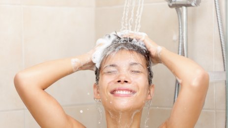 Шест грешки при миенето на коса, които да избягвате за по-здрави кичури