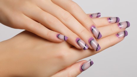 Пролетен маникюр: 5 идеи в стил „негативно пространство“